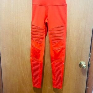 ALO yoga  athletic leggings woman